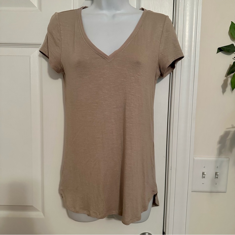 White House Black Market Beige V-Neck Short Sleeve Top